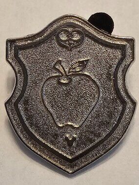 DISNEY Pin Trading ~ Snow White Crest Emblem Chaser 4/5 ~ Hidden Mickey ~ c.2018
